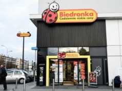 Tyle w 2016 r. zarabiali pracownicy Biedronki. Duże różnice w stawkach