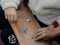 Jak szybko zdjąć naklejki z drewna? Nie zrywaj, tylko posmaruj. Po kleju nie będzie śladu