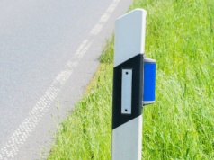 “Wilcze oczy” na polskich drogach. Odblask za 50 zł może uratować auto i życie