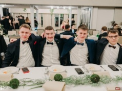 Studniówka raciborskiego Mechanika na bis. Jeden bal, dwa fotoreportaże