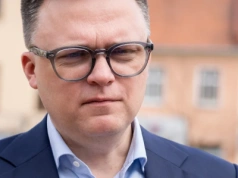 Tak toczy się walka o przywództwo. W Polsce 2050 iskrzy, Hołownia „zarządza” z Dubaju