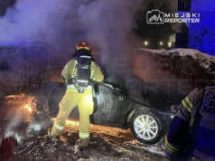 Pożar dwóch aut. Mieszkańcy sugerują podpalenie, policja prowadzi dochodzenie