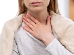 Gardło boli, a infekcji brak? Wirus nie zawsze musi być przyczyną