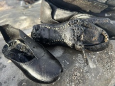 Setki butów wypłynęły na plaży w Walii i zapoczątkowały wielką zagadkę. Nie przypominają współczesnych modeli