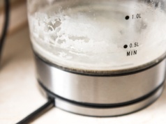 Woda zostawia kamień w czajniku? Sanepid wyjaśnia, co oznacza biały osad