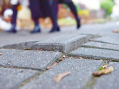 Ścieżki bez kostki? Piękniejsze niż na Wawelu. Kosztują grosze, nie ma chwastów i nie są śliskie