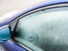 Szyby w aucie parują. Problem może leżeć na podłodze