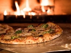 Dlaczego średnia pizza kosztuje dziś ok. 40 zł? Eksperci wyjaśniają