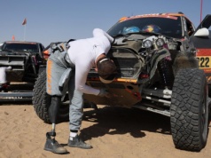 Stracił nogę, wrócił do piekła Dakaru. Na mecie czekał go widok, który odebrał mu mowę