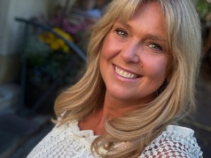 Ten fason jeansów odejmuje lat. Ewa Wachowicz pokazała idealne spodnie dla dojrzałych pań