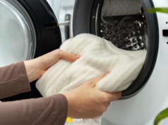 Jak uratować skurczony sweter po praniu w pralce? Cztery sposoby