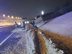 Groźna kolizja na S7. Dostawczy samochód wywrócony na bok obok Orlenu