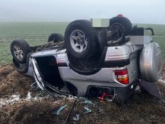 Powiat złotowski: Poranne dachowanie Opla. Na drogach jest bardzo ślisko