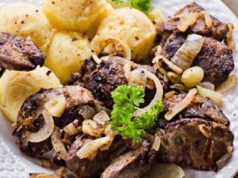 Wątróbkę robię po wenecku. Ma przystępny smak i miękką konsystencję