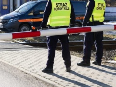 Wesołówka: wjechał pod zamykające się rogatki na przejeździe kolejowym. Ruch wahadłowy na DK82