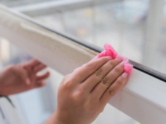 Ramy okienne zmieniły kolor na żółty? Wymieszaj 1:1 i spryskaj. Odzyskają biel