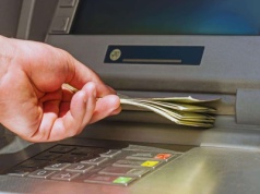 Dlaczego banki zachęcają do wypłacania gotówki? To może doprowadzić do ich upadku