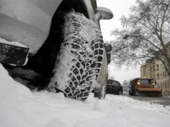 Przebita opona i... co dalej? Kierowcy wciąż nie wiedzą, kiedy mogą działać sami