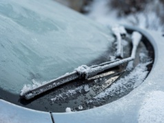 Jak zrobić skuteczny odmrażacz do szyb? Te dwa składniki masz w domu