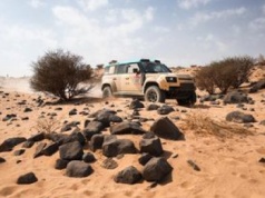 Land Rover Defender udowadnia swoje możliwości w Dakarze. Wygrywa nową kategorię