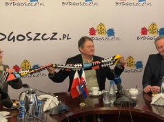 Położyli się na lód i uratowali dzieci. Prezydent i wojewoda podziękowali bohaterom