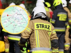 Pożar i ewakuacja budynku wielorodzinnego pod Warszawą. Ogień pojawił się na klatce