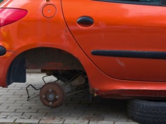 Złodzieje opanowali osiedle we Wrocławiu. Samochody bez kół to już norma