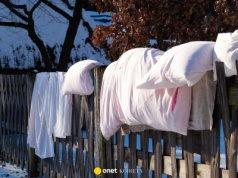 Jak długo wietrzyć pościel na mrozie? Poduszki i kołdry znów są sprężyste, roztocza giną