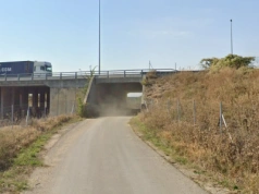 Francuski napad na dwa zestawy z elektroniką – złodzieje z siekierami i trasa pod wiadukt