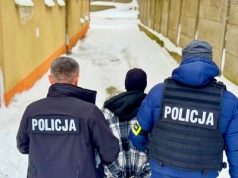 Imigrant rozbierał się i onanizował przed polskimi dziećmi