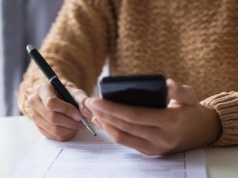 Kiedy darowizna oznacza podatek? Przewodnik po zwolnieniach i limitach