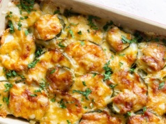 Smak kiełbasek i witaminy z warzyw. Zapiekanka Karoliny Stolarskiej-Bigos robi się sama