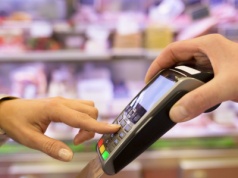 Płacisz kartą? Zawsze patrz na terminal. Tak okradają klientów