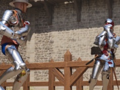 Niezwykle wyczekiwana średniowieczna gra z realistyczną i bardzo brutalną walką zaskoczy nagłą premierą na Steam. Nowy zwiastun Half Sword wprost urzeka klimatem