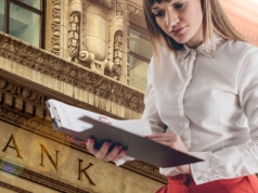 Ponad 20% Polaków, zaciągając zobowiązanie finansowe, nie sprawdza treści umowy