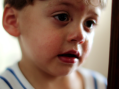 Trauma dziecięca na jednym filmiku. "Rodzice, bądźcie uważni"