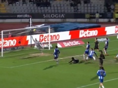 70. minuta, Porto przegrywało 1:2. Wtedy na ratunek wchodzi Pietuszewski