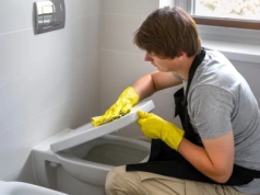 Żółte plamy na desce? Ten kuchenny trik przywraca biel