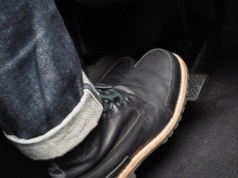 Znasz ukrytą funkcję hamulca? Trzeba tylko mocniej wcisnąć go na postoju