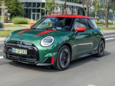 Elektryk średnio droższy o 60 tys. zł. Nowy raport pokazuje prawdziwe różnice cenowe.