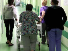 "Pielęgniarka zarobi więcej niż prezydent miasta". Płace rozsadzają budżety szpitali