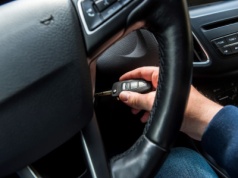 Zimą większość robi to automatycznie lub wcale. Ten błąd kosztuje akumulator i rozrusznik