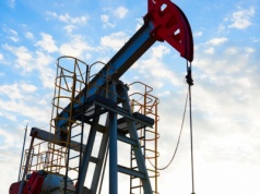 Ceny ropy spadają po decyzjach Donalda Trumpa. Inwestorzy czekają na rozwój