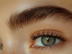 Lifting brwi - hit czy chwilowy trend? Zabieg, który odmładza spojrzenie