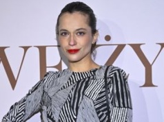 Czerwone kozaki i geometryczna sukienka. Hamkało na premierze