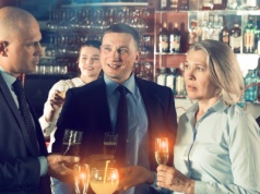 Przesadził z alkoholem na imprezie firmowej. To, co powiedział do szefa, wszystkich zamurowało