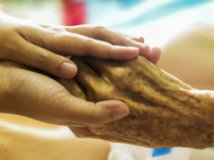 Coraz więcej pacjentów żyje dłużej z chorobą nowotworową. Potrzebne są nowe standardy opieki