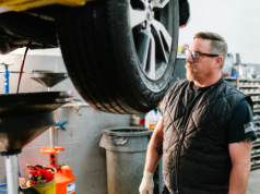 Lepiej wymieniać często tani olej czy rzadko drogi? Dlaczego „long life” może skrócić życie silnika? Ekspert wyjaśnia.