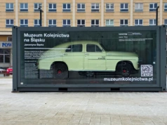 Na placu Słowiańskim w Legnicy stanął wyjątkowy pojazd - Warszawa M20 - zabytek kolejnictwa