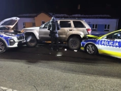 Uciekając policji, staranował radiowozy. Nietrzeźwy kierowca Jeepa zatrzymany po pościgu